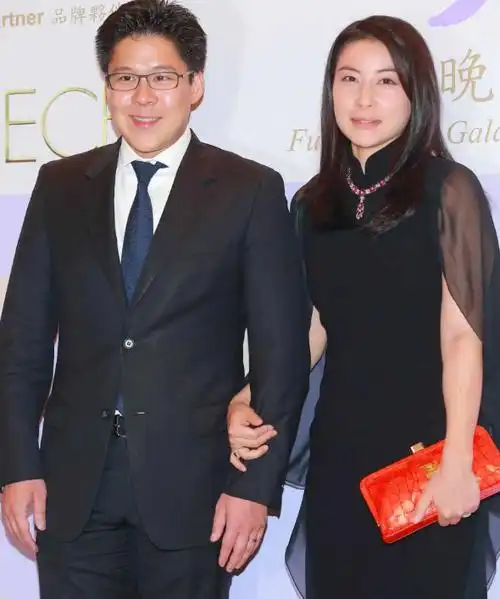 霍启刚仕途通达再创佳绩郭晶晶打脸贵妇圈出手保全霍家名声