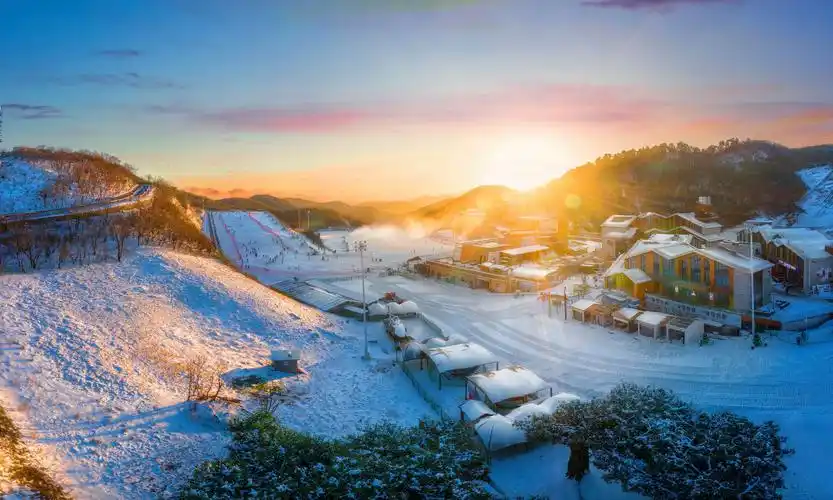 百名圣诞老人突现云上草原滑雪场,热闹氛围好评如潮 - 知乎