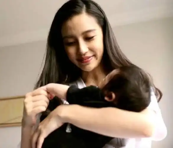 angelababy母乳喂养暂别《跑男》,"亲喂"宝宝有讲究!