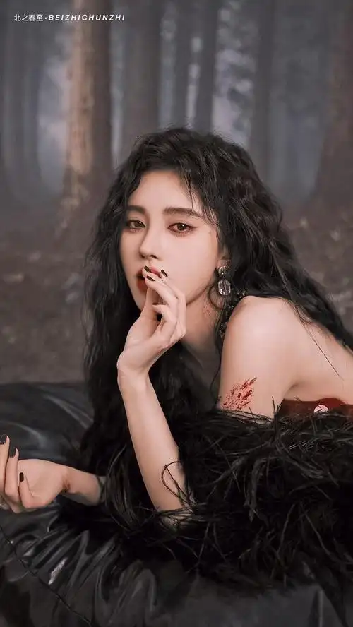 这组照片惊艳到我的地方,不单单只是性感妩媚,还有种破碎感…鞠婧祎