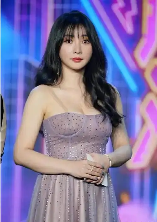 柳岩身材发胖挑战抹胸连衣裙依旧风韵犹存