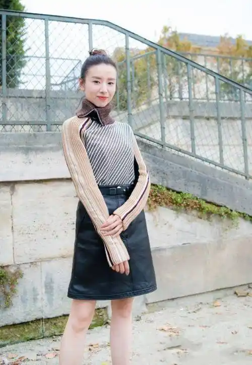 董洁为减龄又"费心思"了,扎丸子头穿小皮裙,又瘦又美真耐看|上衣|版型