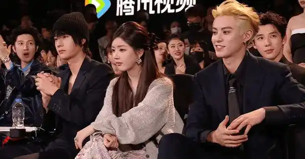 星光大赏台下好精彩:胡歌无聊睡着,赵露思看手机,王一博玩快闪_明星