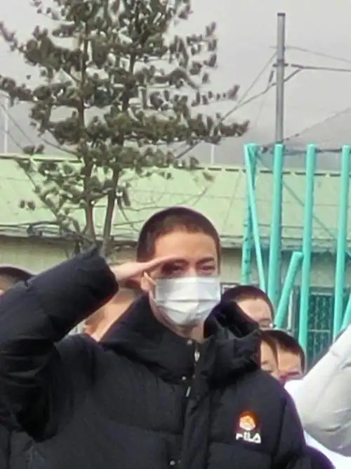 寸头硕珍也是人群中最亮眼的啊