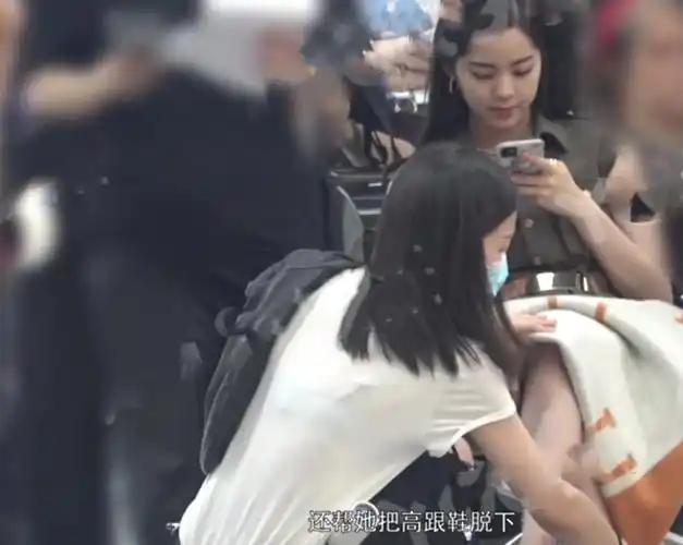 欧阳娜娜耍大牌拍摄广告助理蹲下给她脱鞋穿鞋要两个人伺候