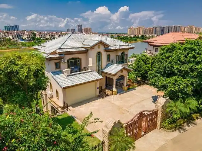 独栋欧式别墅(带大草坪院子)