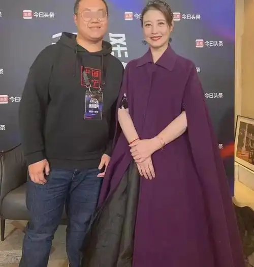 他大赞周海媚人非常nice,由于身高比我们高,访谈完合影时主动要求坐