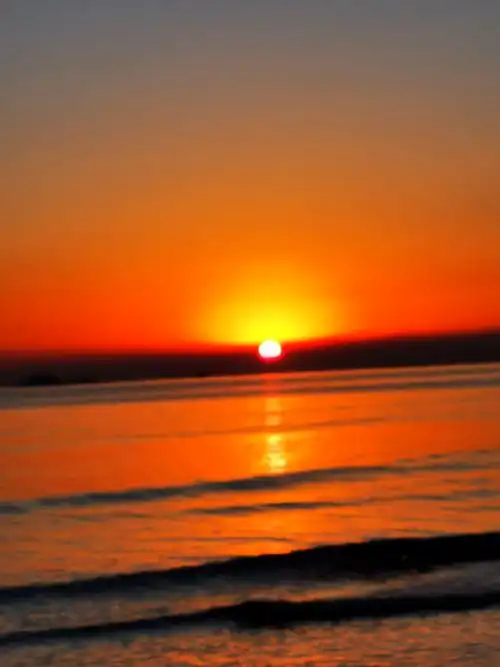 新的一轮崭新日出从海边冉冉升起,祝福兄弟姐妹们2021健康快乐,好运