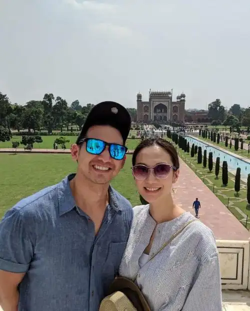 tvb小花晒夫妻恩爱合影贺结婚4周年两人吃汉堡炸鸡庆祝也很开心