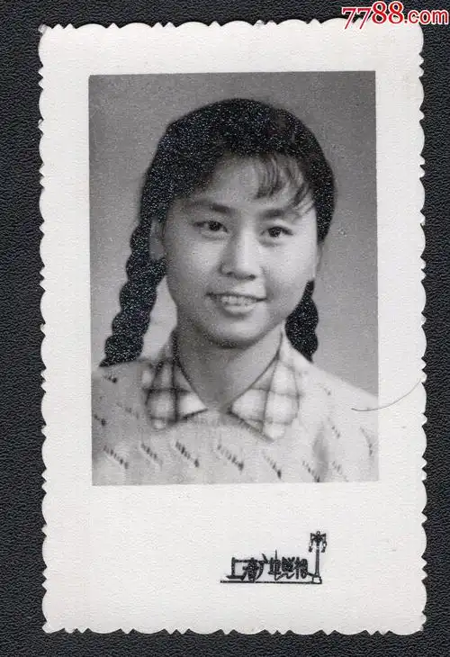 670年代长辫子美女老照片1张尺寸约4774厘米