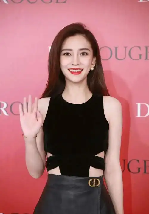 杨颖登上外刊模样大变,眼窝凹陷,瘦得脱相,要走范冰冰老路?