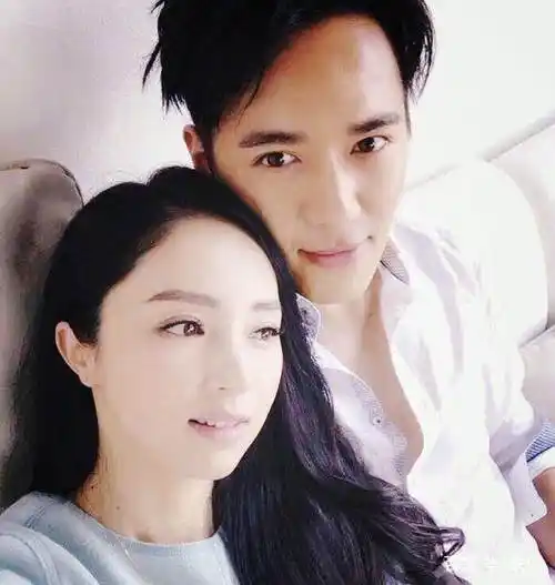 事业有成,家庭生活也是非常温馨,妻子董璇和女儿小酒窝相伴,高云翔的