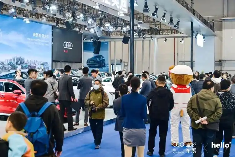 徐州国际车展第1天10000观众看直升机起飞