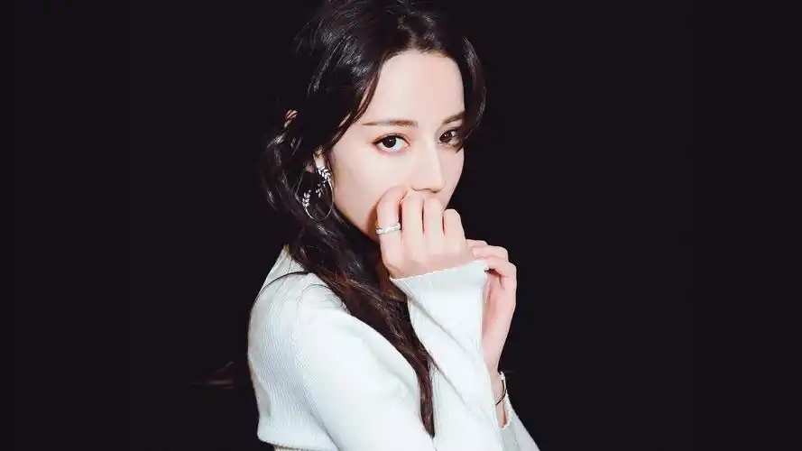 内地明星迪丽热巴明星风尚壁纸11