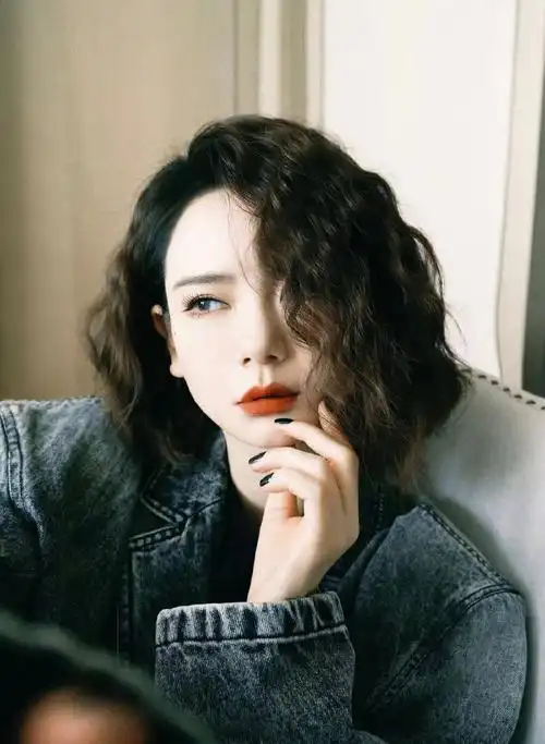 戚薇发自拍氛围图来啦!卷发红唇复古氛围感拉满!