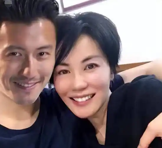 不仅是他的经纪人,就连谢霆锋的妹妹也公开抱怨谢霆锋,说他不洗头