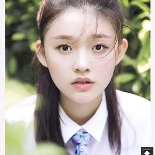 林允作为星女郎出道,一出道就享受了很多的光环和鲜花.