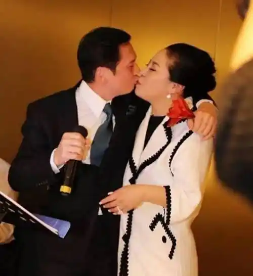 1973年,李小龙在丁佩床上身亡,向华强坚持娶她,为何又娶了陈岚_小林