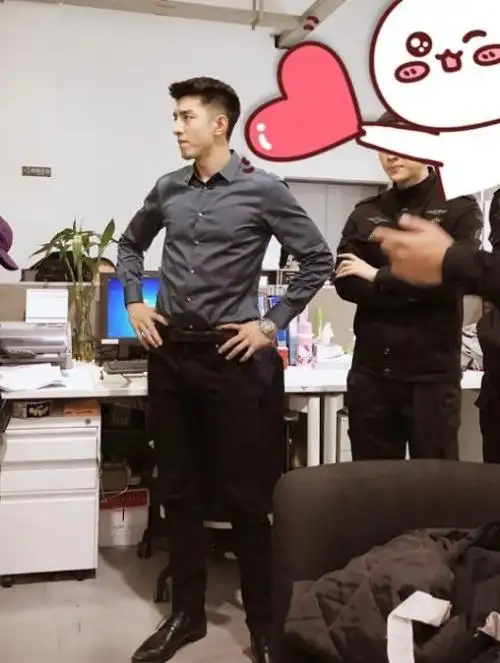 金瀚大热天剃寸头,白t恤搭黑裤一笑真痞帅,身高184腿长气质刚!