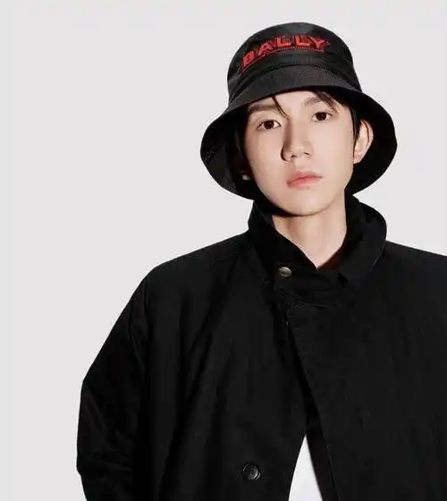 王源现场观看凯尔特人狂胜勇士的比赛_男子_高清_图片