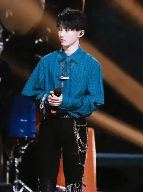 (8.1 12:12——— 9.1 12:12)有四点:上衣,裤子,领带和项链.