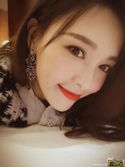 唐嫣烈焰红唇微笑露酒窝 唐嫣贺新剧收视佳绩