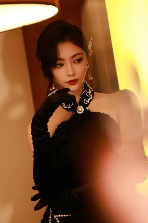 许佳琪kiki今日上海时装周看秀造型,一袭黑色礼服搭配红唇妆容,羽毛