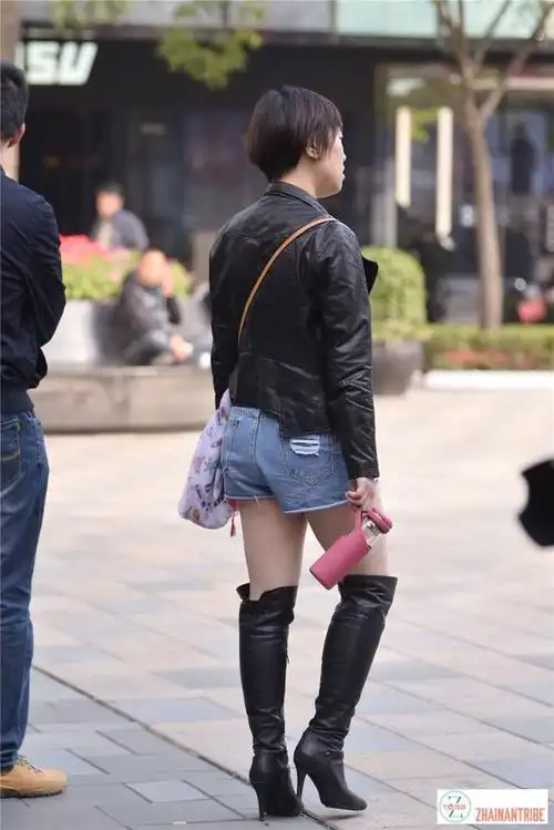 微胖身材的春季搭配毛边牛仔短裤搭配高跟过膝长靴你喜欢么