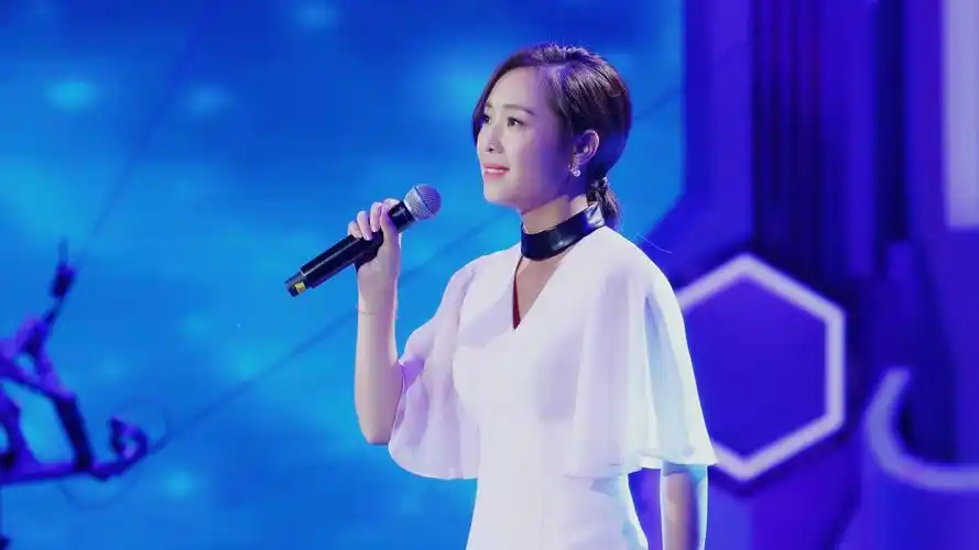 别人根本唱不出这效果,这首歌只属于云朵,一开口就被撩到了