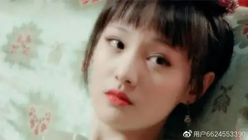 原著中的花千骨前期眉黛如画,眼若星辰,后来黑化妖冶华丽中却又带着一