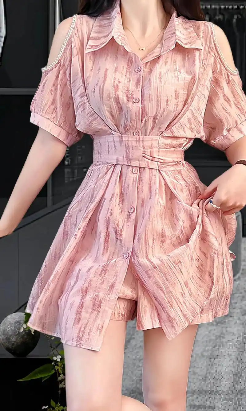 夏天来了,换上这套粉色系的露肩印花收腰衬衫短裤套装