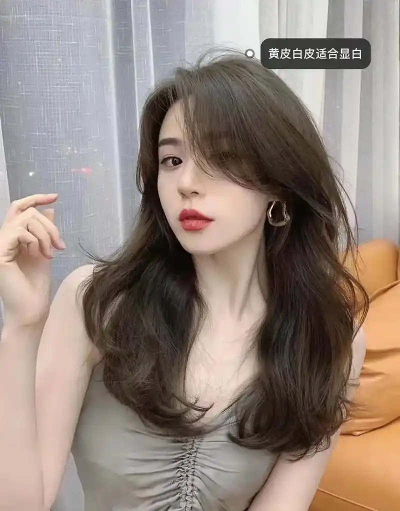 一款青木色,搭配微卷长发 发型设计图片#同城美发店推荐 # - 抖音