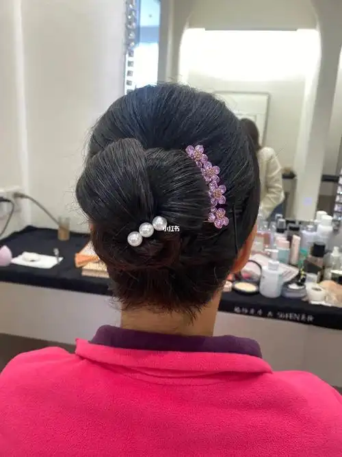 喜婆婆喜妈妈中低盘发型