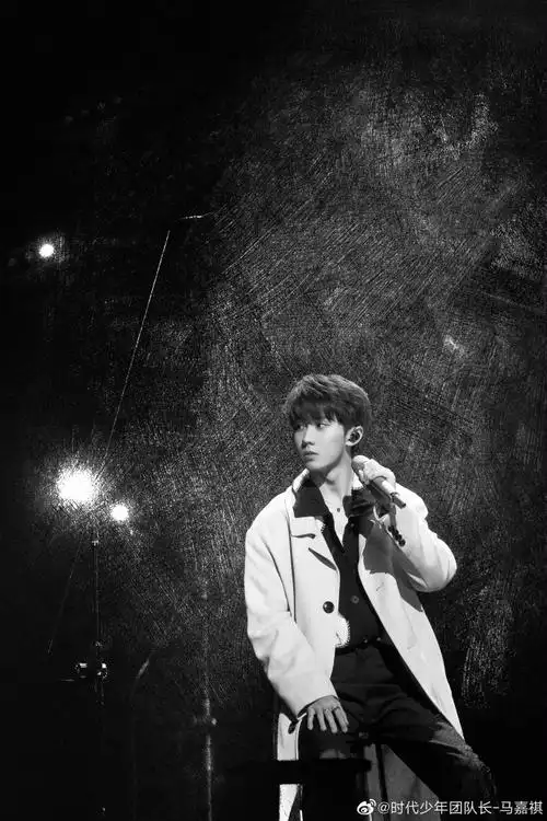 马嘉祺声生不息黑白舞台照