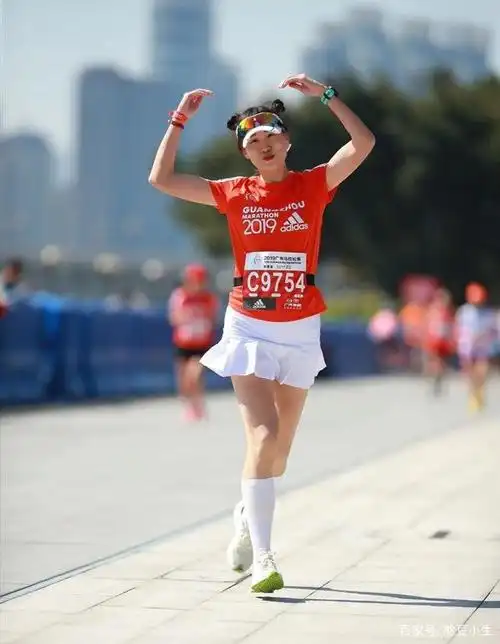 2019广州马拉松各路英雄豪杰,搞笑出场,看看美女的出场姿势