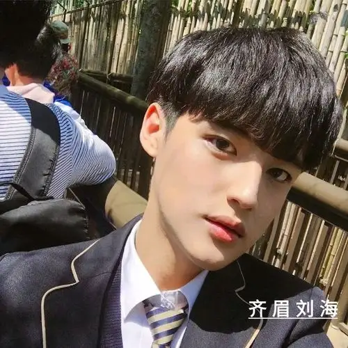 别总说看脸了清新阳光适合20岁男生的发型推荐