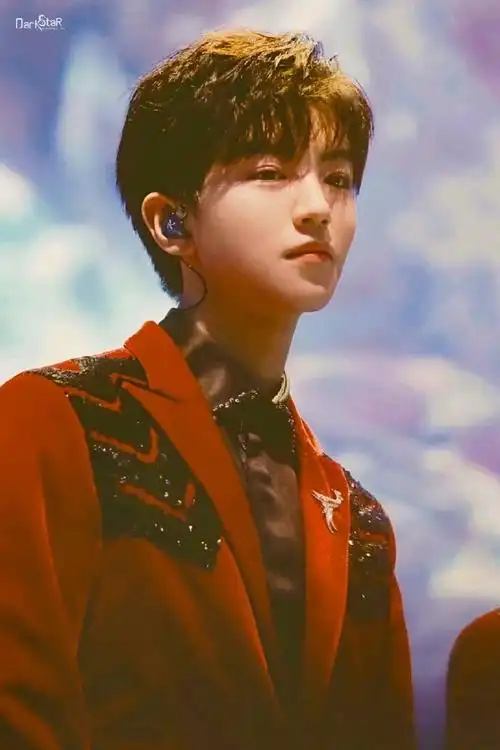 爱豆封神照接龙#分享一组超爱的氛围感帅哥的神图@tfboys-王俊凯