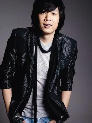 老狼坐镇校园歌手大赛 品头论足指点众"小狼"