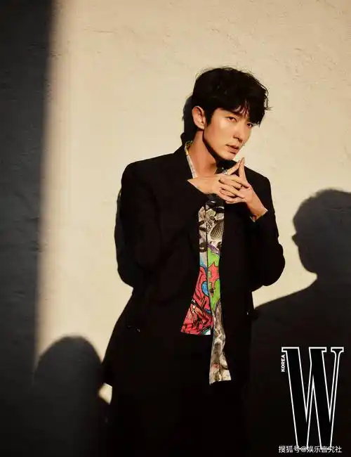 翩翩少年李俊基迎40岁生日拍摄最新画报