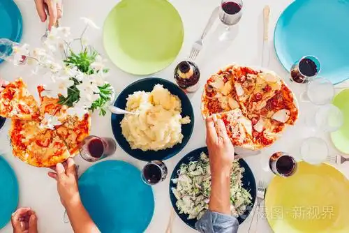 照片 在餐桌上吃饭的人的最高视图.一家人吃东西喝.