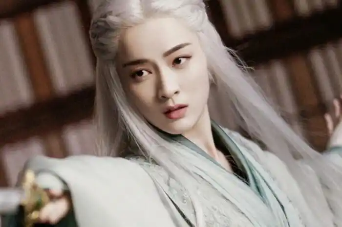 女明星白发造型:宋茜惊艳,关晓彤美出天际,只有她最特别