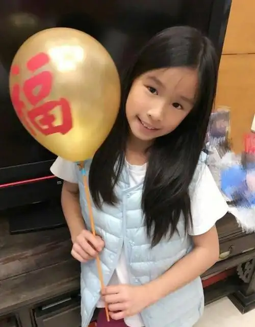 张庭女儿放学被围观多名粉丝围着拍照曾因长相太丑遭吐槽