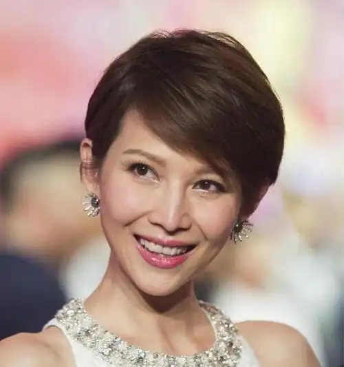 蔡少芬带仨孩出游俩女儿颜值都像妈妈4岁儿子身手敏捷像张晋