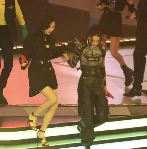 迪丽热巴牵杨超越下台阶热巴这男友力真不是盖的