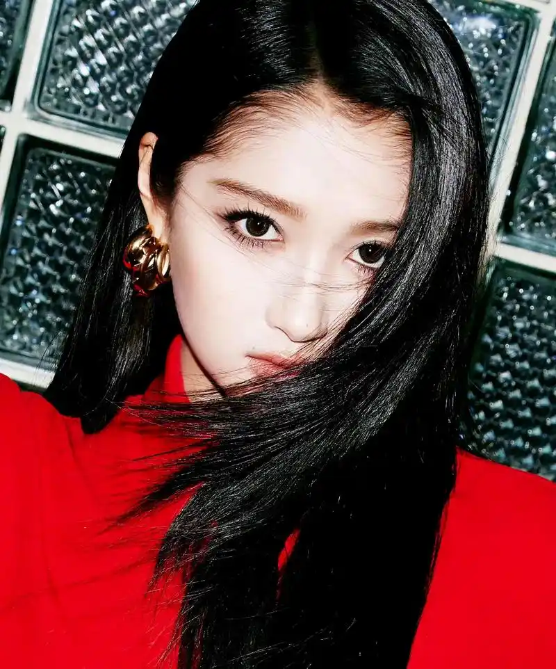 关晓彤今日份活动造型高开叉红裙77烟熏妆黑长直!