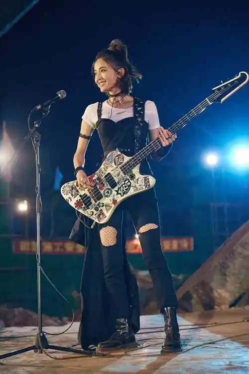 如何评价娜扎在《缝纫机乐队》中的表现?