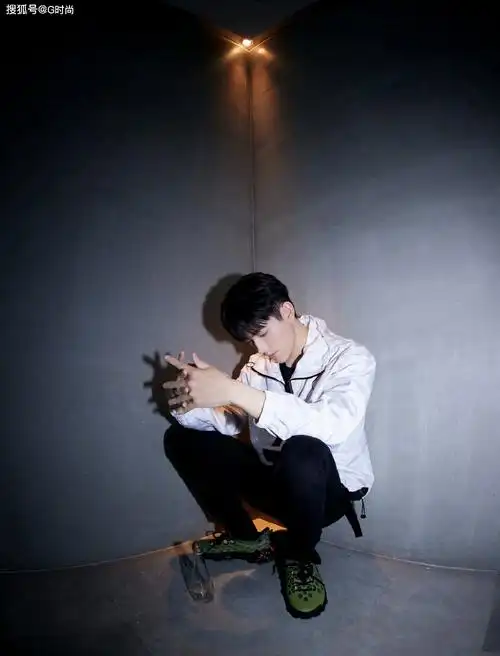 陈飞宇身穿白色运动装搭配葡叶绿运动鞋,清秀帅气