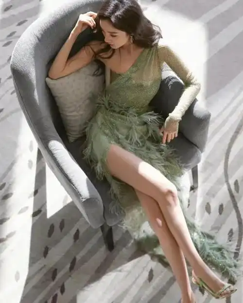 杨幂穿绿色高开叉孔雀裙秀美腿,身姿曼妙,美艳动人!_高清图集_新浪网