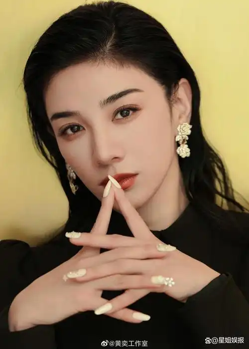 黄奕擅拿美术馆展品拍照,被馆方转发批评,发文道歉以后会更严谨