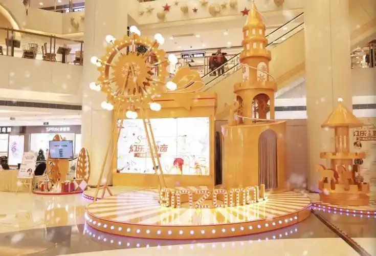 在银座mall中庭,巨型八音盒城堡耀世降临,搭配金光闪闪的圣诞树,甚至